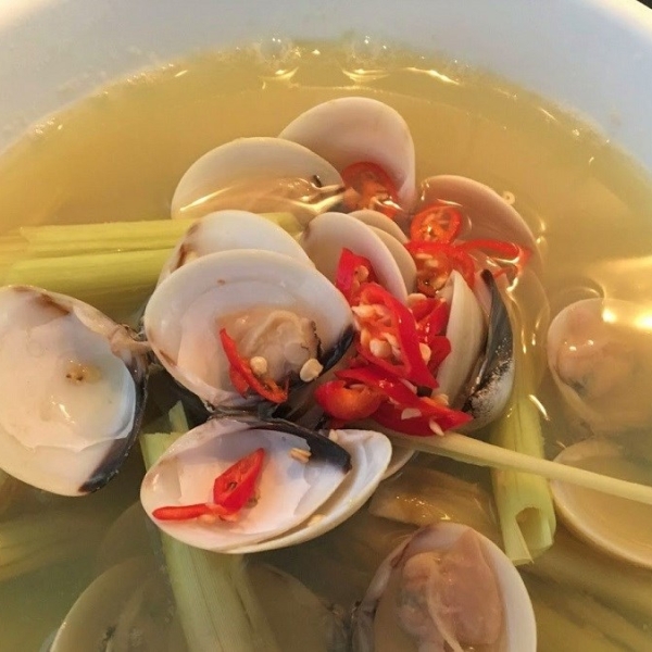 Nghêu xào lá quế