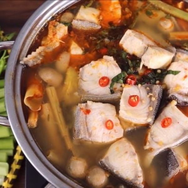 Cá bò giáp nấu lẩu măng chua