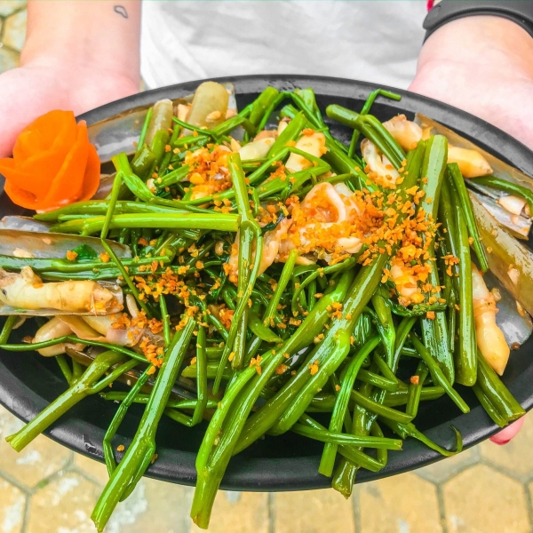 Ốc móng tay xào rau muống
