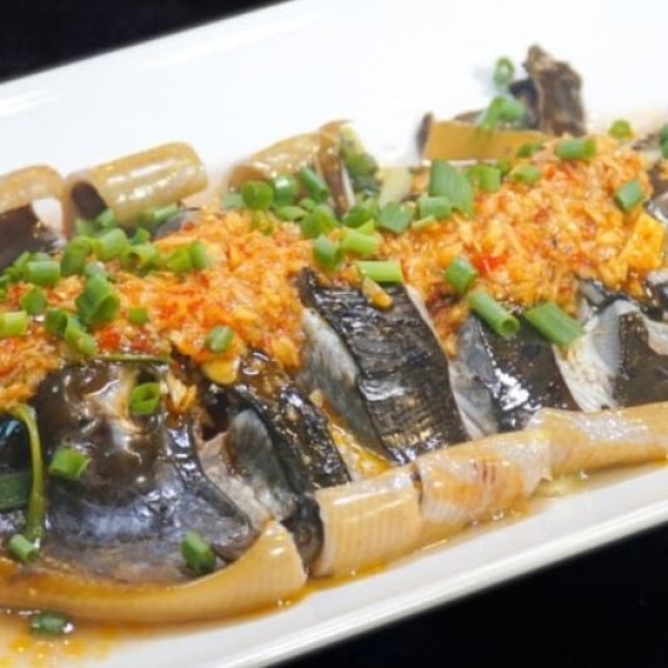 Cá đuối nghệ sao xanh hấp mỡ hành