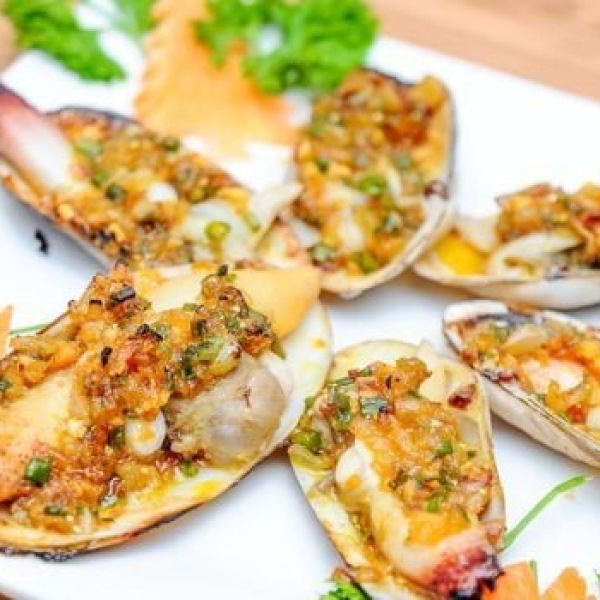 ỐC VÒI VOI NƯỚNG MẮM NHĨ TIÊU XANH 