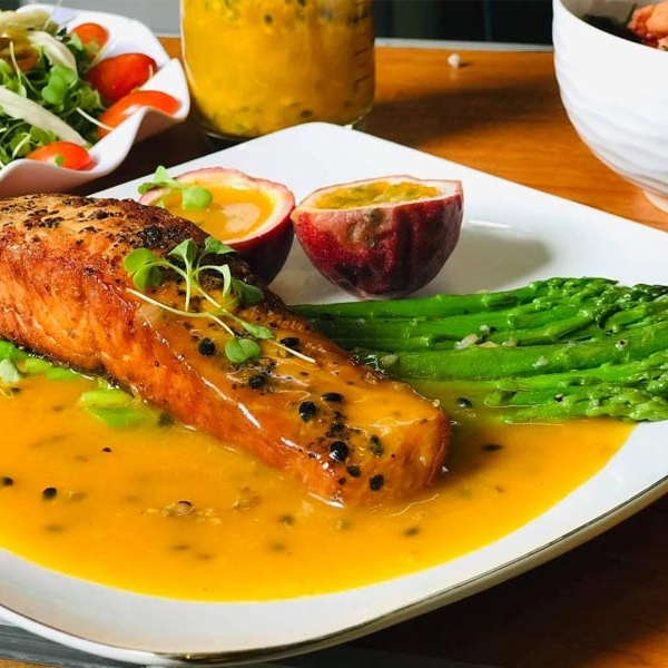 CÁ HỒI ÁP CHẢO SỐT CHANH DÂY 