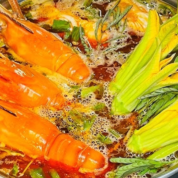 Tôm càng xanh nấu lẩu bầu