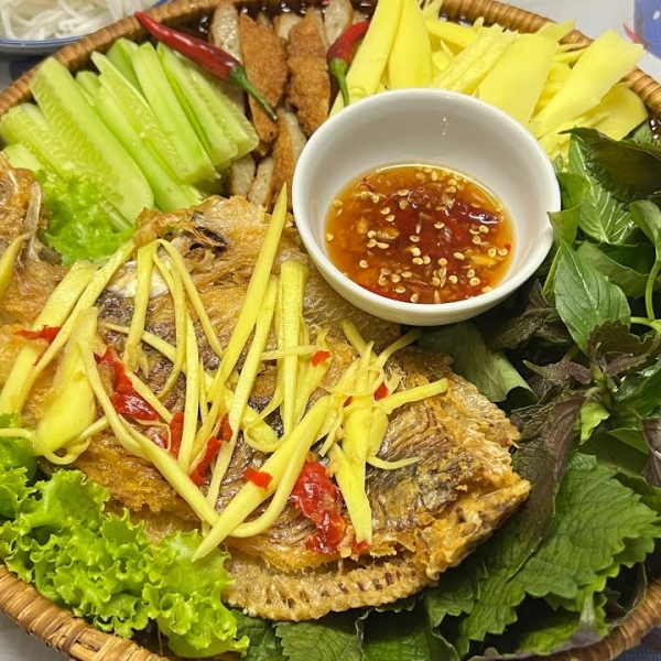 Cá chim trắng chiên giòn + xoài băm