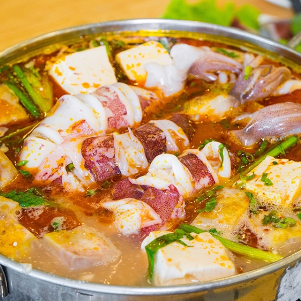 Lẩu mực ống sate chua cay