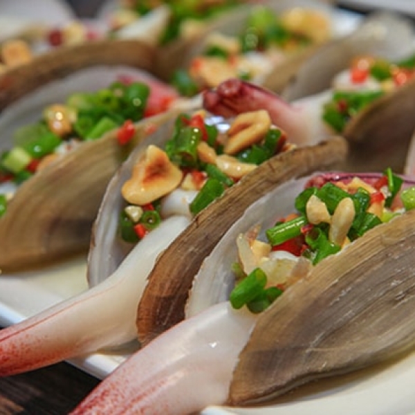 Tu hài trắng nướng mắm tiêu xanh